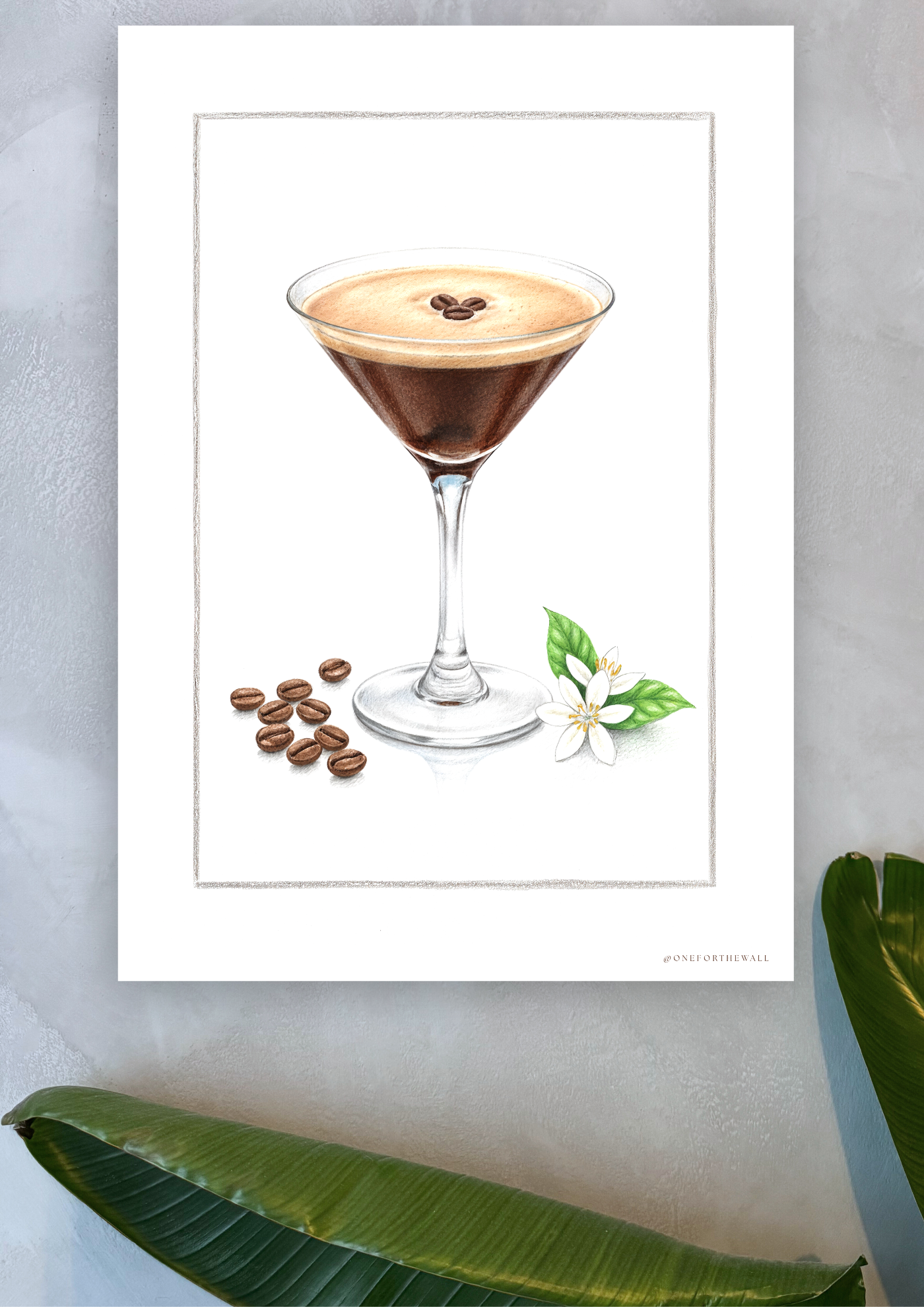 Espresso Martini plakat på lys blå kalkvæg med palmeblade – nordisk cocktailkunst