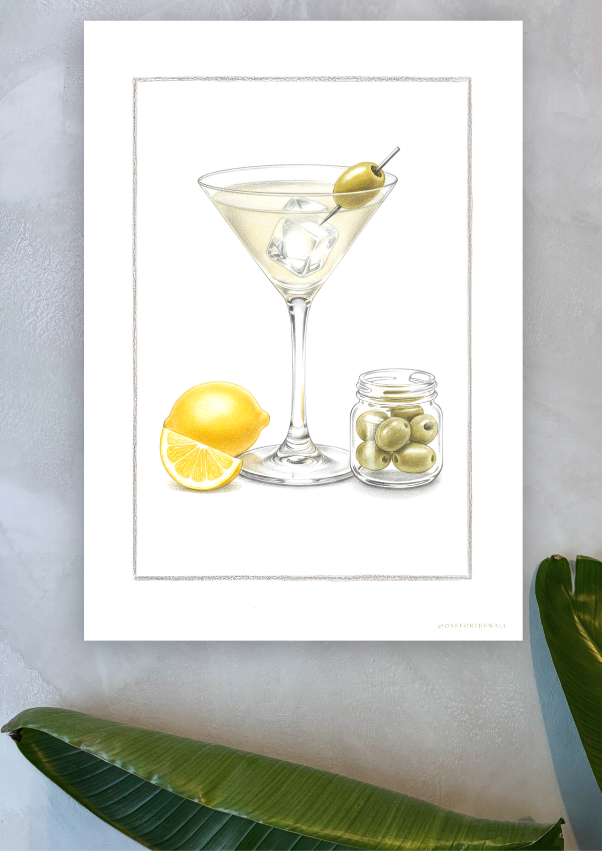 Klassisk Martini plakat på lys blå kalkvæg med palmeblade – nordisk cocktailkunst