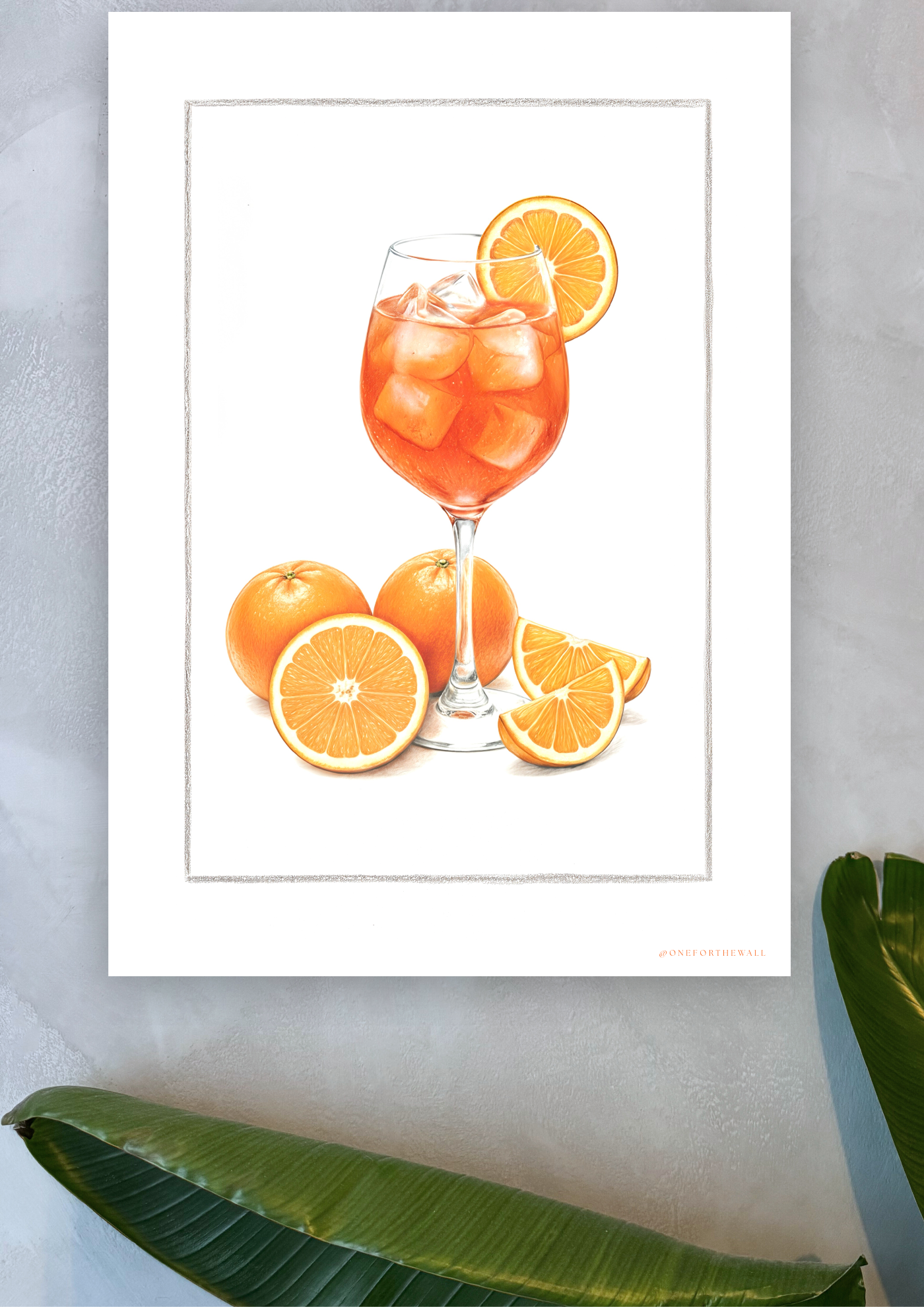 Aperol Spritz plakat hængt op på blå kalkvæg– nordisk cocktailkunst