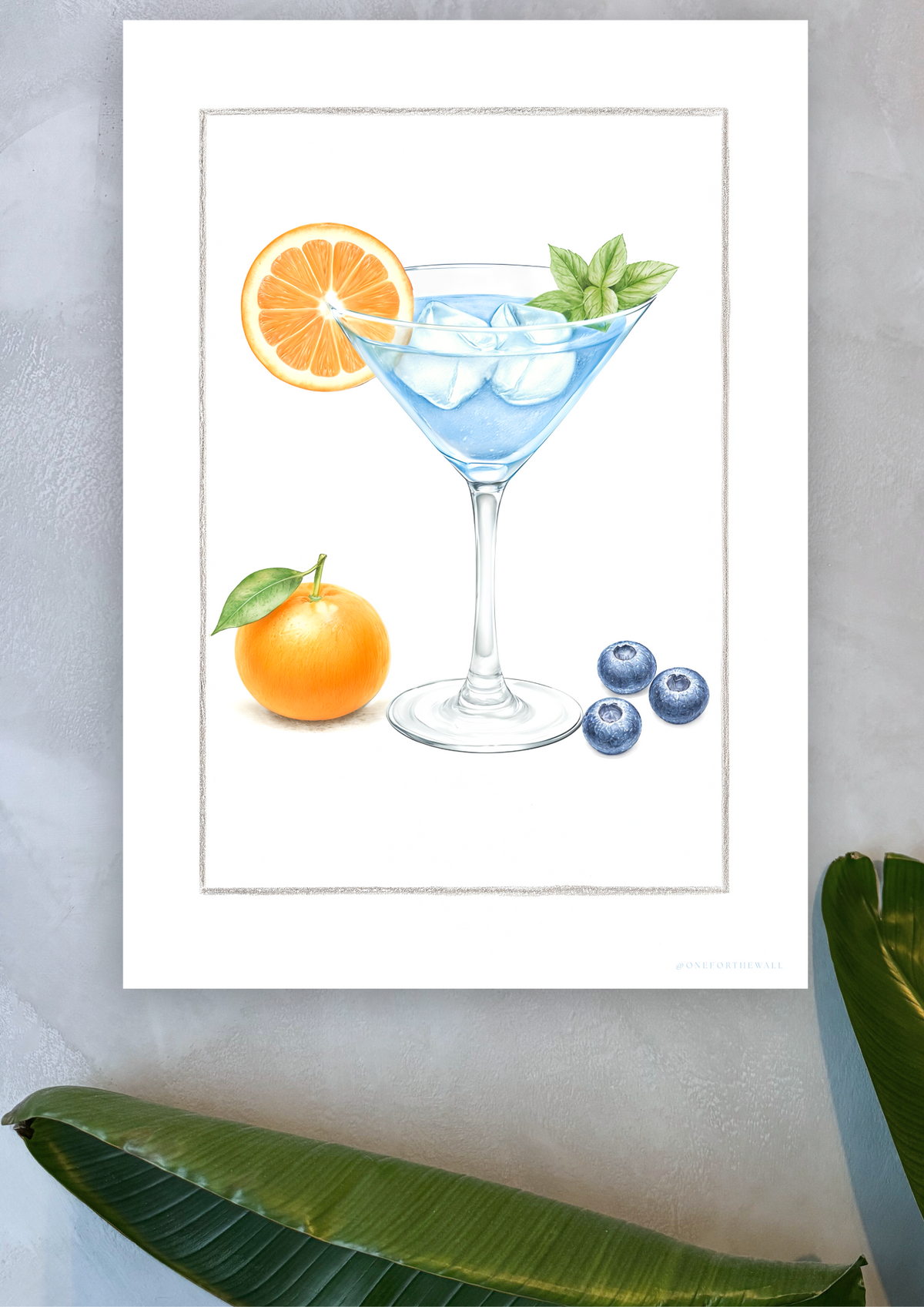 Polar Martini plakat på lys blå kalkvæg med palmeblade – nordisk cocktailkunst