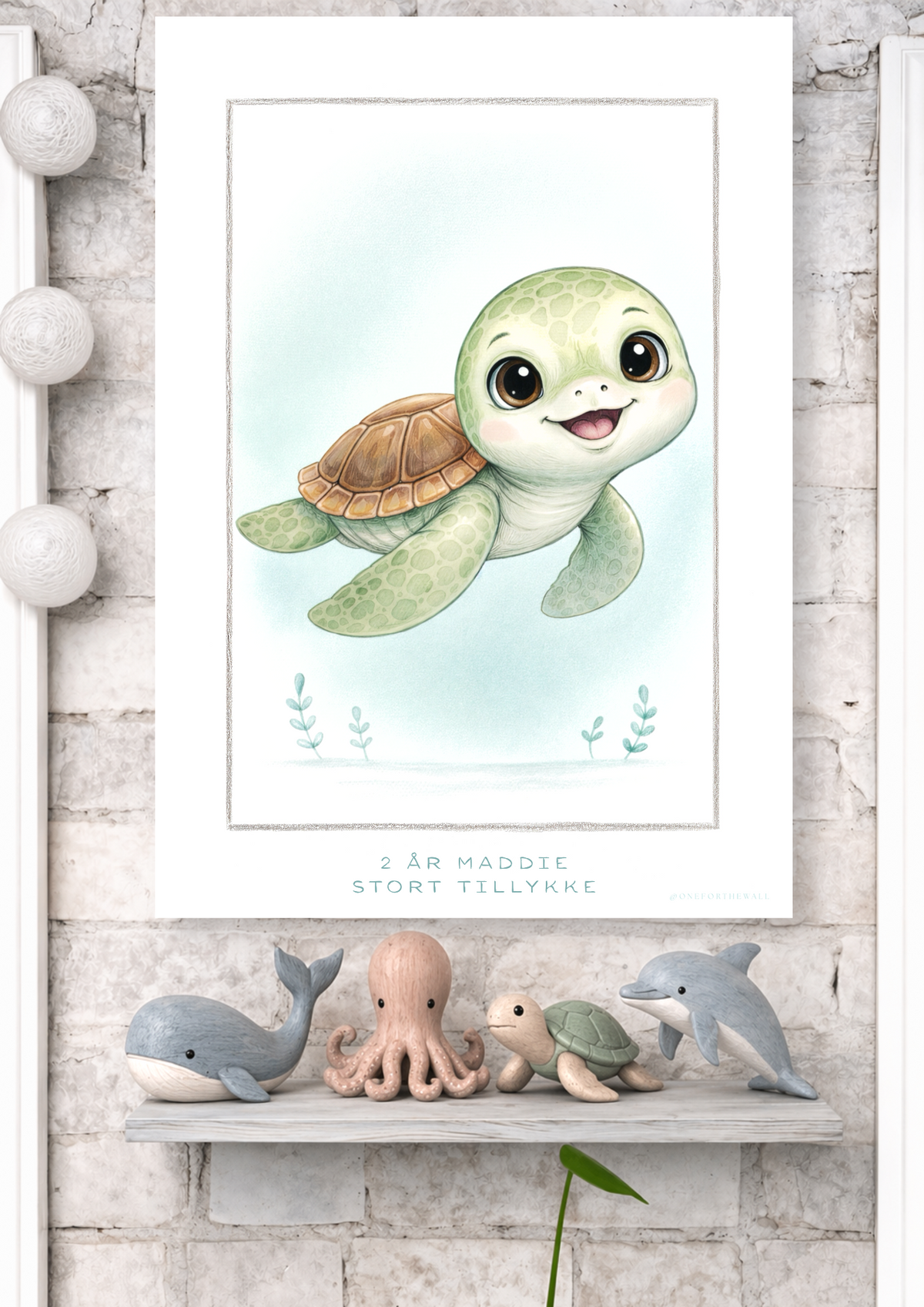 Skildpaddeplakat med personlig tekst hængt op på nordisk børneværelse